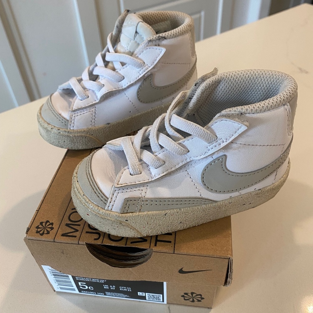 Nike Blazer Mid 77’ SE White Light Bone Size 5C